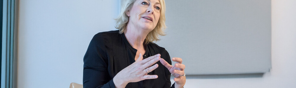 Im Interview mit schweizeraktien.net spricht Birgitte Olsen, über das gestärkte „Buy-European“-Bewusstsein, die Entwicklung im US-Techsektor und die Positionierung der Entrepreneur Swiss Small & Mid Strategie. Zudem gibt sie Einblicke in aktuelle Portfolio-Highlights wie Sandoz, Polypeptide oder Belimo und erläutert, weshalb aktives Stock-Picking gerade im Nebenwertesegment Mehrwert schaffen kann.