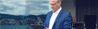 Neue Chancen der Medizintechnik? - Im Podcast «Investiere in Dein Leben» von CREDO-Vermögensmanagement spricht Wolfgang Juds mit Dr. Cyrill Zimmermann, Executive Board-Member und Head Healthcare Investments von Bellevue Asset Management AG: «Gesundheit wächst doppelt so stark wie das Wirtschaftswachstum, getrieben auf der einen Seite durch die Überalterung, auf der anderen Seite durch Fettleibigkeit. Veränderung des Lebensstils und Innovation führen dazu, dass wir für die nächsten 10 Jahre 5 bis 6 % Wachstum im Gesundheitsbereich haben. - Ich war kürzlich in Saudi-Arabien und gerade die Veränderung des Lebensstils ist dort ganz extrem spürbar, was dazu führt, dass gerade das Thema Diabetes sehr stark ist. Von den über 30-Jährigen haben 45 % Diabetes. Wir sehen in Südkorea und in China ähnliche Entwicklungen. Zum Beispiel wird neu ein Glukose-Messgerät im Bauchfell angebracht. Dies hat alle 5 Minuten einen Datenpunkt, der über die Cloud weitergeleitet wird. Und seit ein paar Monaten kann man die Ausschüttungsrate des Insulins mit der Insulin-Pumpe steuern.»<br />
